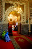 Moslems at prayer, The mausoleum of Moulay Idris II, Fes el Bali, Fes, Morocco, Africa