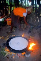 Preparing injera pancakes, village of Rocky, near Jinka, Lower Omo Valley, Ethiopia, Africa