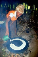 Preparing injera pancakes, village of Rocky, near Jinka, Lower Omo Valley, Ethiopia, Africa